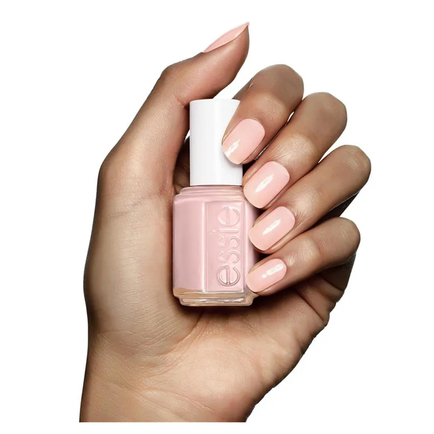طلاء أظافر إيسي essie – لون غني وتألق يدوم طويلًا ✔ لون غني ومكثف بتغطية عالية لضمان مظهر أنيق وجذاب
